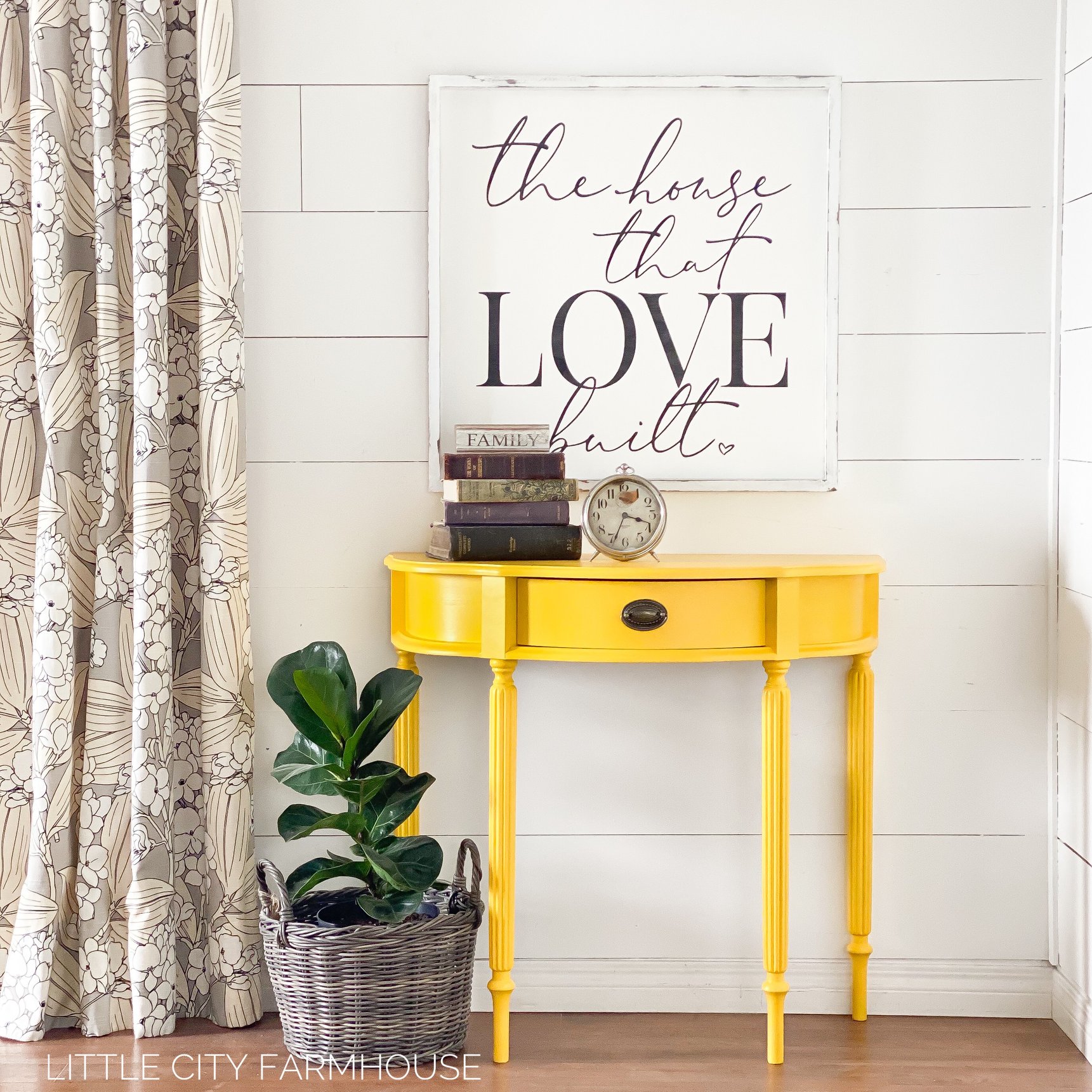 Foyer/Accent Table in Luminous