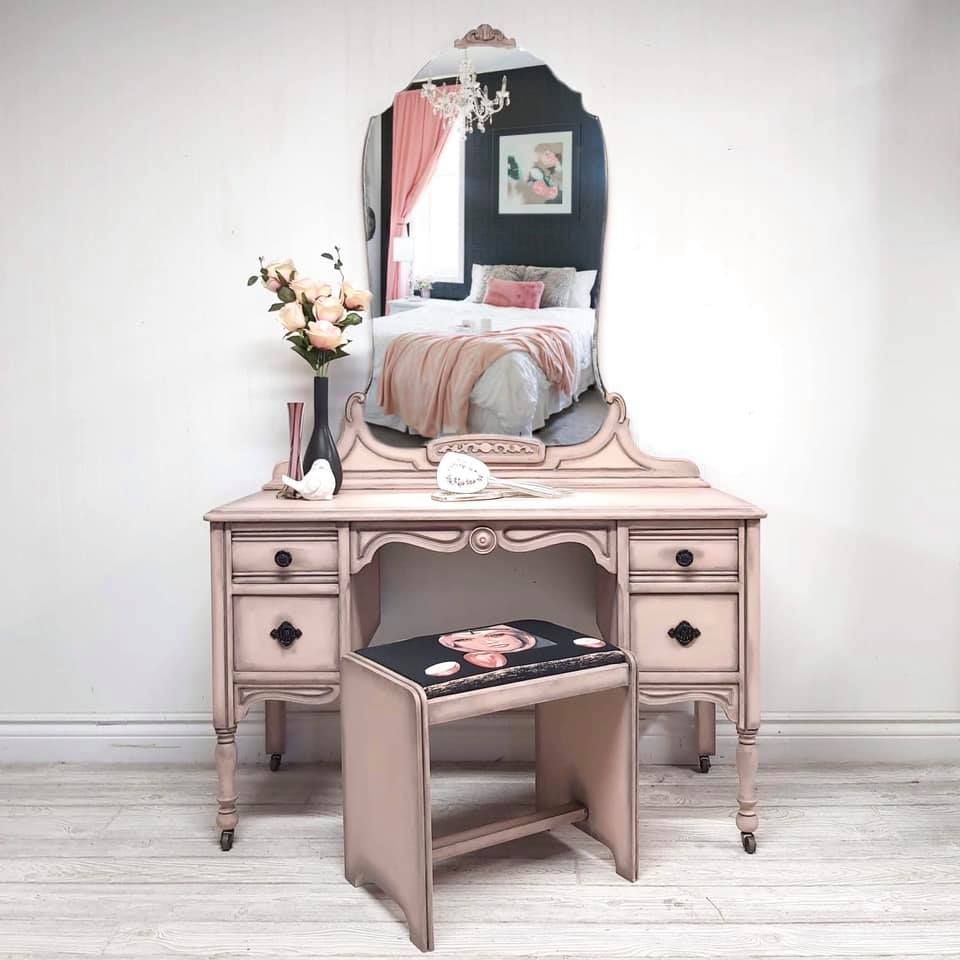 Elegant Vanity with Stool in Vintage Cupcake with Black Wax